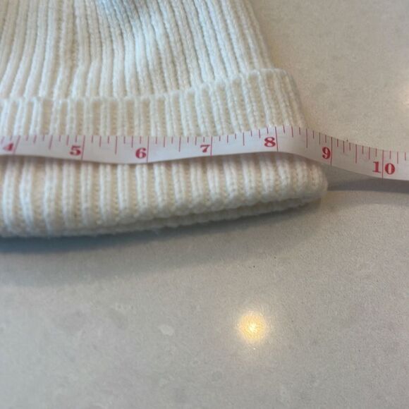The north face hat white with black tag, excellent condition. - Picture 5 of 6